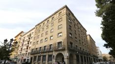 Edificio donde se encuentra el centro de salud de Santo Grial de Huesca.