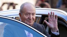 Juan Carlos I se despide de los ciudadanos tras asistir a la tradicional misa de Domingo de Resurreción en Palma en 2018.