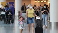 Una mujer con su hija en un aeropuerto de Los Angeles, en Estados Unidos.