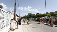 Unos 150 vecinos de Cadrete se han concentrado este domingo para protestar por la okupación ilegal que existe en este municipio zaragozano y exigir más medidas de seguridad.