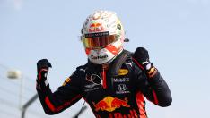 El piloto de Red Bull Max Verstappen celebra la victoria.