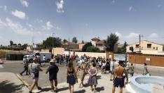 Unos 150 vecinos de Cadrete se han concentrado este domingo para protestar por la okupación ilegal que existe en este municipio zaragozano y exigir más medidas de seguridad.