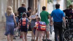 Berlin (Germany), 10/08/2020.- Students and parents arrive to Catholic school St. Louis (Katholische Grundschule Sankt Ludwig) in Berlin, Germany, 10 August 2020. Many of Germany's federal states have planned on making face masks compulsory in schools due to the ongoing coronavirus pandemic. (Alemania) EFE/EPA/HAYOUNG JEON New school year begins in Germany amid coronavirus woes