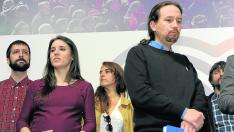 Juan Manuel del Olmo -izquierda-, Irene Montero, Noelia Vera y Pablo Iglesias, en la noche electoral del 28 de abril de 2018.