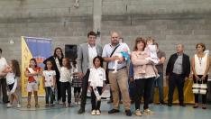 El alcalde de Ayerbe, Antonio Biescas, en el homenaje a los bebés con la puesta de la pañoleta durante la última Feria de Alternativas Rurales del Pirineo.
