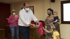 El alcalde de El Burgo de Ebro, Vicente Royo, entrega el pañuelico a una de las familias de la localidad