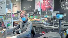 Una de las trabajadoras de Lidl, que ha instalado medidas de seguridad en todos sus establecimientos.