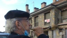 José Luis Mur Vidaller, voceando el pregón en las calles de Labuerda.