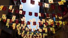 Banderas de Aragón colgadas en las calles durante las fiestas del Pilar de Zaragoza
