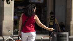 Una mujer fumando en una calle de Zaragoza
