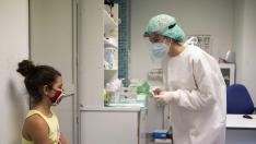 Una niña se somete a una prueba PCRen el centro de salud San José de Zaragoza.