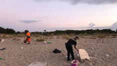 Disuelven un botellón de unos 50 jóvenes en la playa de Torredembarra.