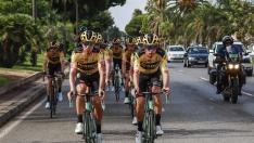 Ciclistas del equipo Jumbo-Visma se entrenan para el Tour de Francia, este viernes en Niza.