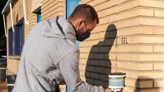 Alberto Guitián se administra gel hidroalcohólico en un dispensador colocado en la Ciudad Deportiva, junto a la zona del pasillo de los vestuarios.