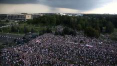 Opposition supporters take part in a rally against presidential election results near the Independence Palace in Minsk, Belarus August 30, 2020. Tut.By via REUTERS ATTENTION EDITORS - THIS IMAGE HAS BEEN SUPPLIED BY A THIRD PARTY. NO RESALES. NO ARCHIVES. TPX IMAGES OF THE DAY [[[REUTERS VOCENTO]]] BELARUS-ELECTION/PROTESTS