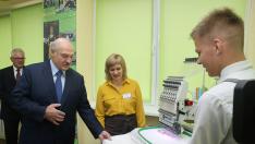 Lukashenko visita una empresa en la ciudad bielorrusa de Baranovichi.