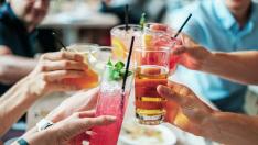El riesgo de obesidad y síndrome metabólico aumenta en proporción al consumo de alcohol cuando los adultos hombres y mujeres beben más de la mitad de una bebida estándar por día.