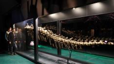 Paleontólogos de Dinópolis, ante un esqueleto de dinosaurio.