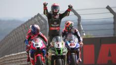 El piloto Jonathan Rea (Kawasaki Racing Team) entra victorioso en la carrera de Superbikes celebrada el domingo en el circuito turolense de Motorland Alcañi