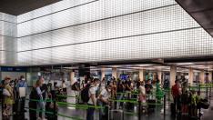 Varios pasajeros en los mostradores de facturación de la T2 del Aeropuerto de El Prat de Barcelona, el pasado 24 de julio.