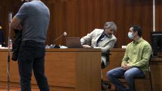 El acusado, Rodrigo Lanza, habla con su abogado, Endika Zulueta, durante la vista.