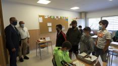 El consejero de Educación del Gobierno de Aragón, Felipe Faci, visita el instituto de secundaria Segundo de Chomón, en Teruel, en el primer día de clase de secundaria.