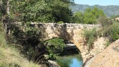 El puente de piedra del Huergo sobre el río Bordón