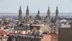 Vistas de la ciudad de Zaragoza con la basílica del Pilar al fondo. Recurso.