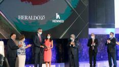 El rey Felipe VI recibe el Premio Extraordinario HERALDO 125 Aniversario de manos de la presidenta editora de HERALDO, Pilar de Yarza.