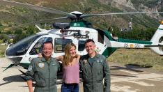 María Ciria, con los pilotos del helicóptero de Benasque que la evacuaron de la Peña Montañesa.