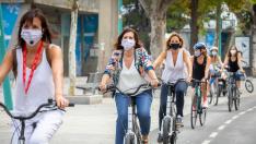 La vicealcaldesa, Sara Fernández, y la concejal de Movilidad, Natalia Chueca, durante el 'bizitour'
