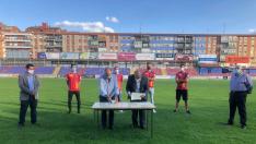 El presidente Manuel Rando ha firmado el convenio con el presidente del Club, Ramón Navarro, en el campo Pinilla.