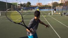 Clase de tenis este jueves en el Club Deportivo Santiago, en Zaragoza.