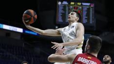 Carlos Alocén penetra a canasta durante el Real Madrid-Casademont.