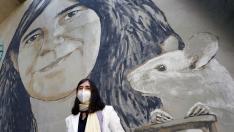 María Blasco, directora del CNIO; delante del mural con su imagen en el IES Sorolla, en Valencia.