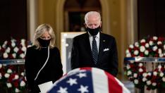 Biden y su mujer en la ceremonia de despedida a la jueza Ginsburg.