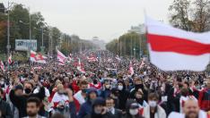 Miles de personas en la manifestación opositora en Minsk, este domingo.