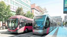 Un autobús urbano de la línea 35 y un tranvía circulan por el paseo de la Independencia de Zaragoza.