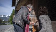 Una ciudadana introduce su voto en una urna portátil en una localidad suiza.