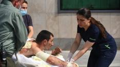 Servicios de emergencia armenios atienden a un herido en los enfrentamientos en Nagorno-Karabaj.