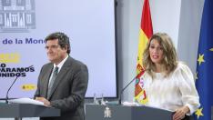 El ministro de Seguridad Social y Migraciones, José Luis Escrivá, y la ministra Trabajo y Economía Social, Yolanda Díaz, comparecen en rueda de prensa.
