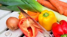 Picar las verduras en pequeños trozos