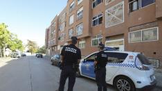 Una patrulla de la Policía Local de Huesca vigila a una familia para que cumpla con la cuarentena por estar afectados por la covid-19 en la calle Ronda de Isuela, por orden judicial.