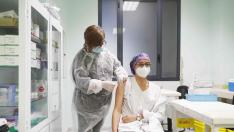 Personal sanitario vacunándose de la gripe en Zaragoza. gsc