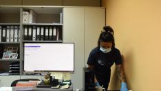 Isabel Ruiz, trabajadora de Organización Aragonesa de Mantenimientos, limpiando una oficina.