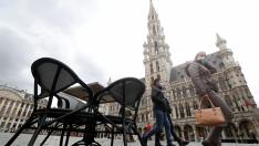 Varias personas pasean por la Grand Place de Bruselas.