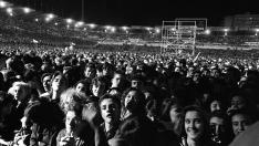 El público que abarrotaba La Romareda en el concierto de Mecano en 1989.