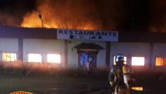 Trabajos de extinción del incendio en Cariñena.