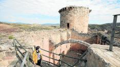 Francisco Javier Gran, en la parte alta del castillo de Mesones, cuenta particularidades de la magna construcción.