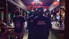 Actuación policial en un bar de Zaragoza la noche del sábado al domingo del puente del Pilar.